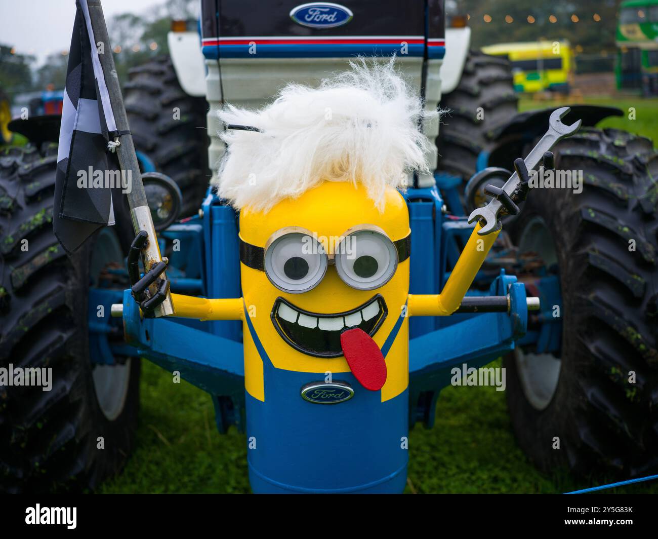 LARGE MINION ATTACCATO ALLA PARTE ANTERIORE DI UN TRATTORE AL SAINT MAWGAN VINTAGE STEAM RALLY Foto Stock