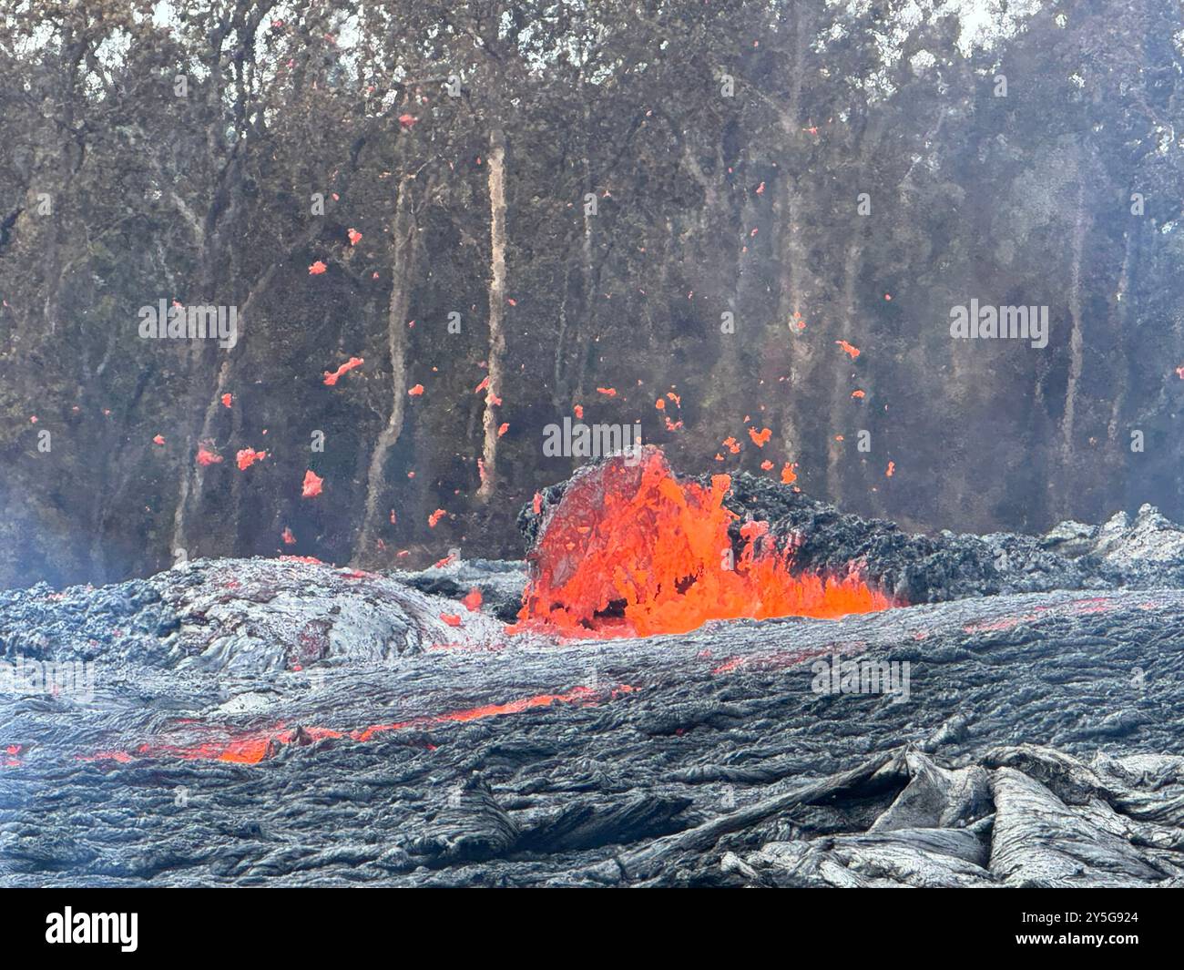 Kilauea, Stati Uniti d'America. 20 settembre 2024. Kilauea, Stati Uniti d'America. 20 settembre 2024. Una fontana di lava e un'eruzione di rana da una fessura occidentale all'interno del fondo del cratere Napau del vulcano Kilauea dalla recente eruzione della East Rift zone al Parco Nazionale dei Vulcani delle Hawaii, 20 settembre 2024 alle Hawaii. Crediti: Matthew Patrick/USGS/Alamy Live News Foto Stock