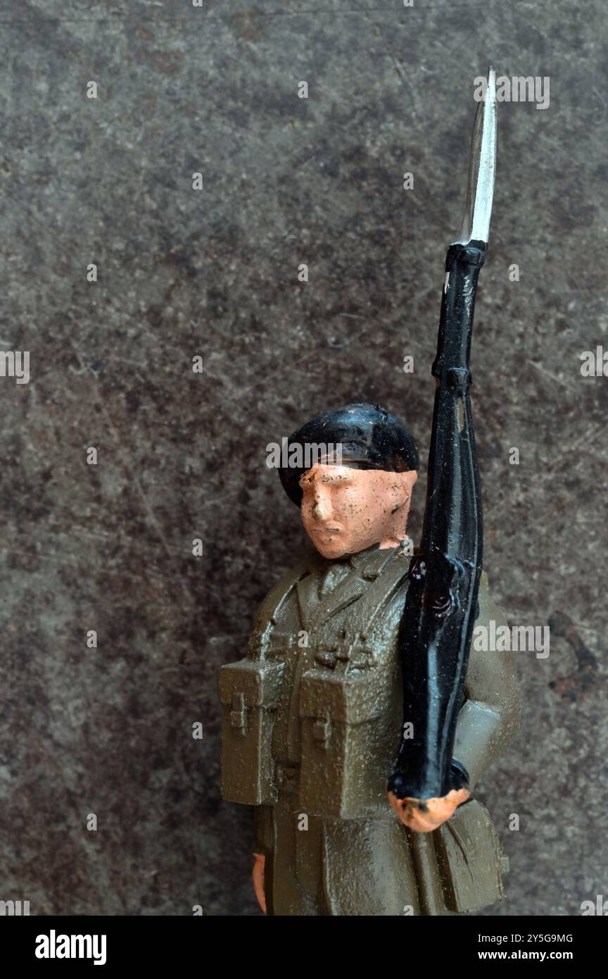 Modello in plastica vintage di soldato dell'esercito britannico che si pone all'attenzione con fucile a baionetta Foto Stock