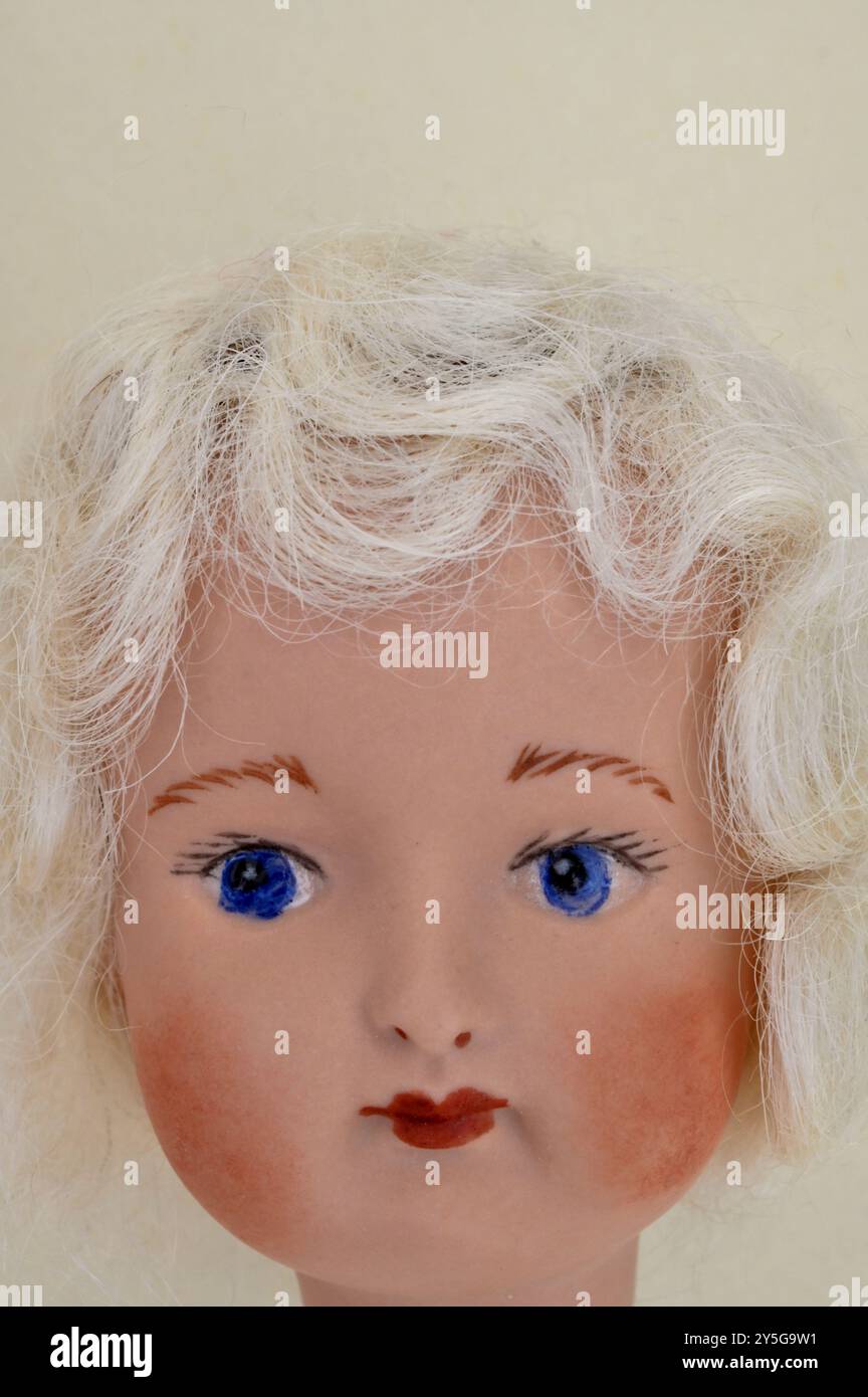 Viso e testa di bambola o donna anni '1920 con capelli bianchi occhi azzurri e labbra rosse di palissandro Foto Stock