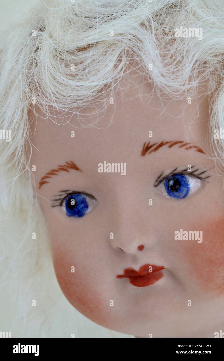 Viso e testa di bambola o donna anni '1920 con capelli bianchi occhi azzurri e labbra rosse di palissandro Foto Stock