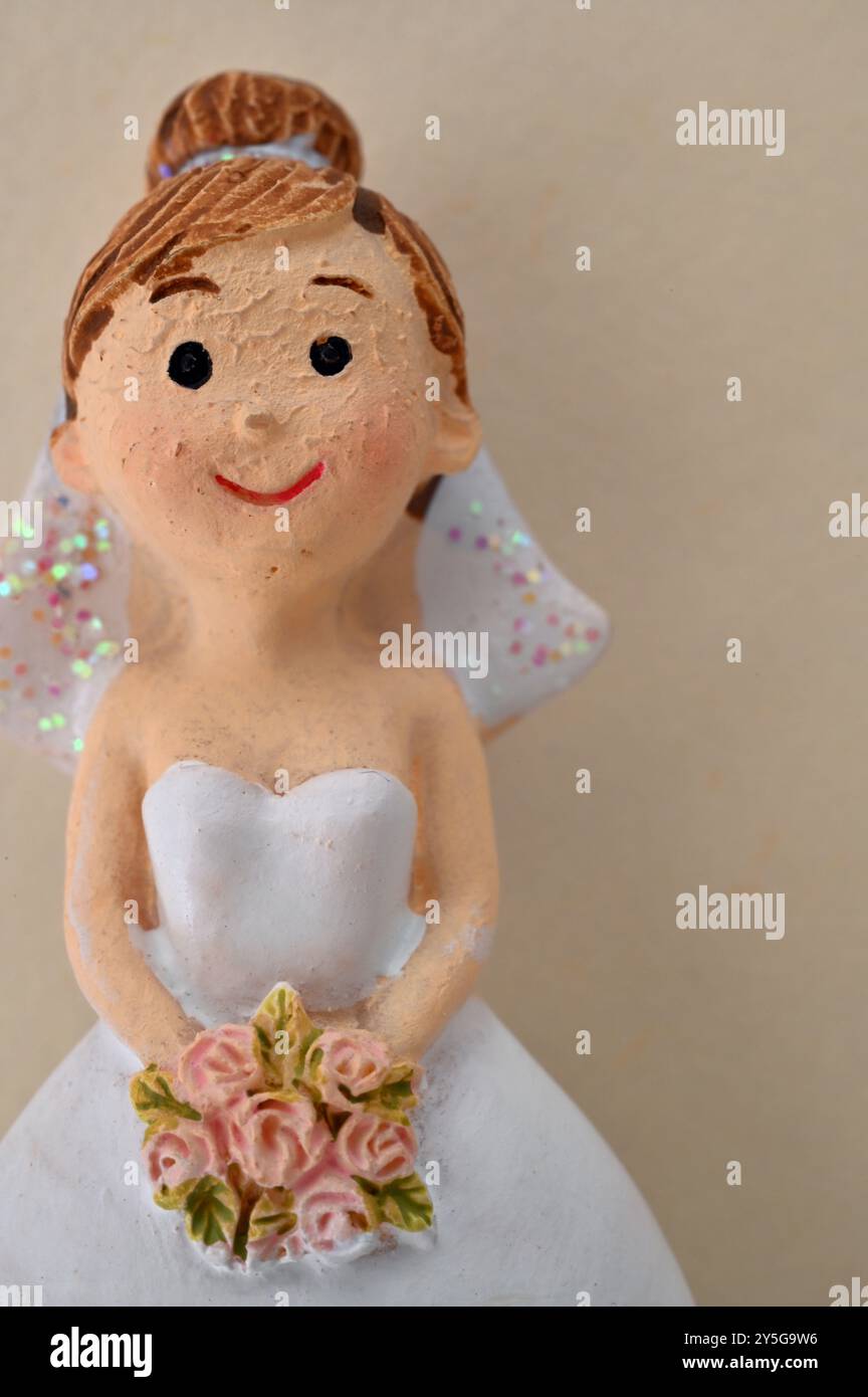 Modello di sposa o damigella d'onore moderna in abito bianco senza spalle e con rose rosa Foto Stock