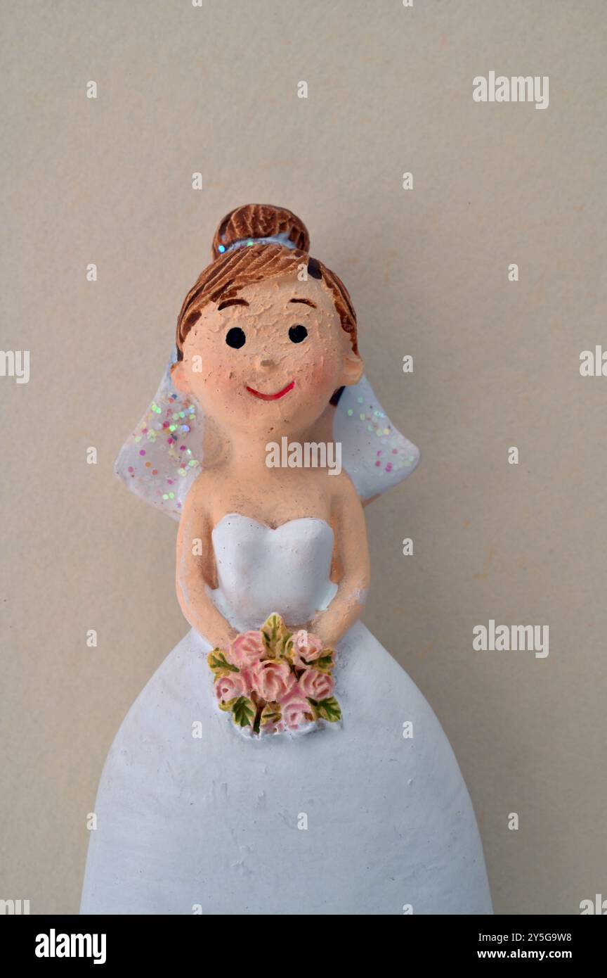 Modello di sposa o damigella d'onore moderna in abito bianco senza spalle e con rose rosa Foto Stock