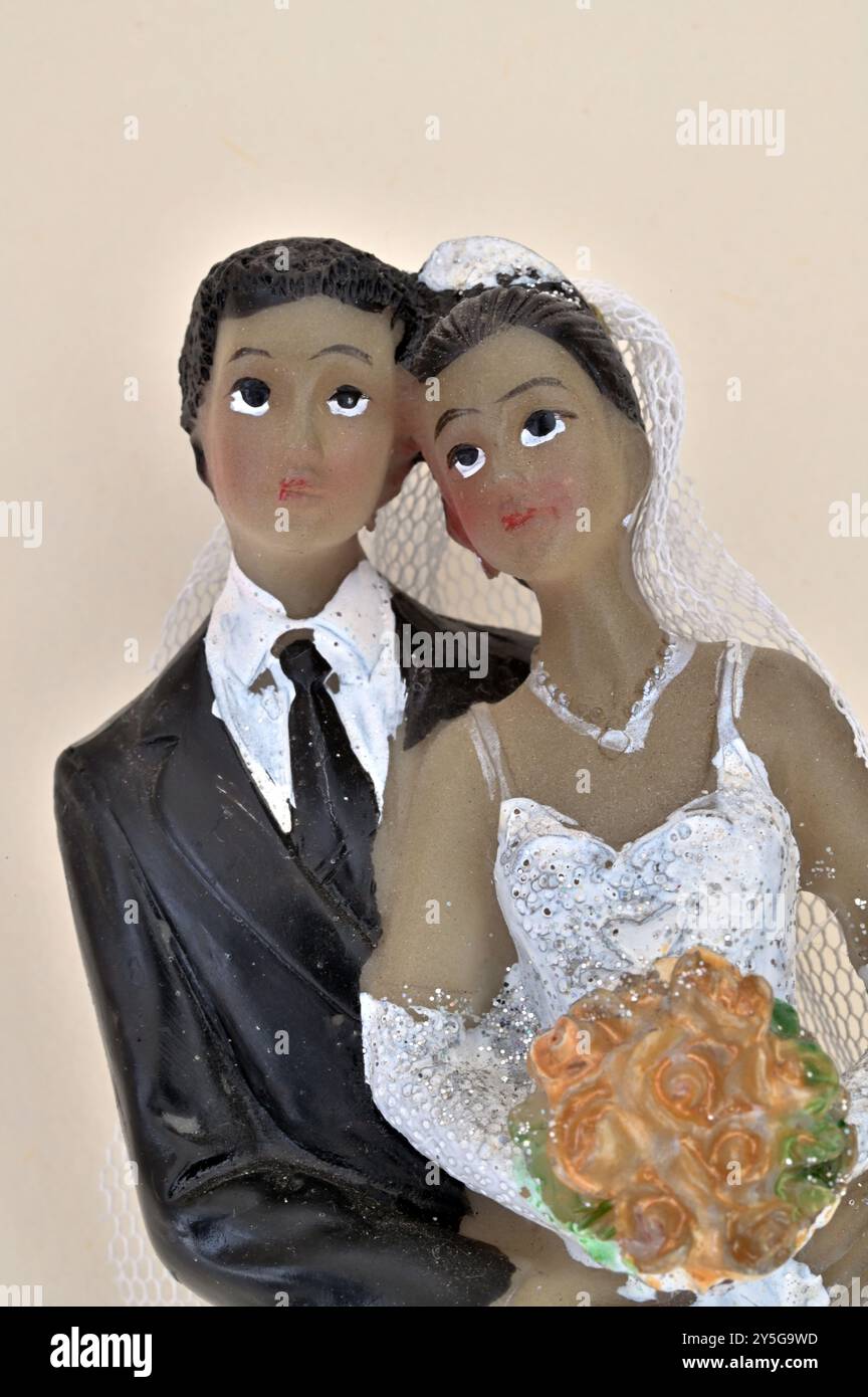 Modello di coppia di nozze moderna con pelle scura e abito formale in piedi con la testa insieme Foto Stock