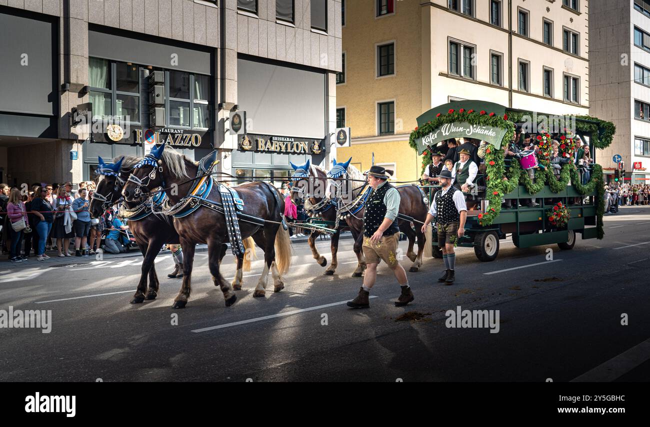 Sfilata dell'Oktoberfest con carrozze trainate da cavalli tradizionali Foto Stock