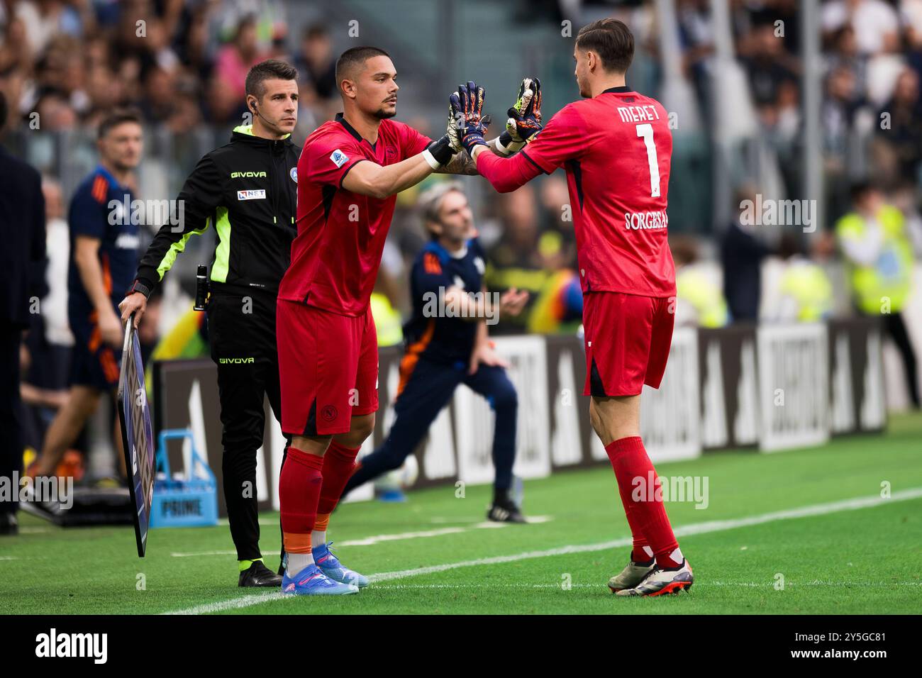 Torino, Italia. 21 settembre 2024. Alex Meret della SSC Napoli viene sostituito da Elia Caprile della SSC Napoli durante la partita di serie A tra Juventus FC e SSC Napoli. Crediti: Nicolò campo/Alamy Live News Foto Stock