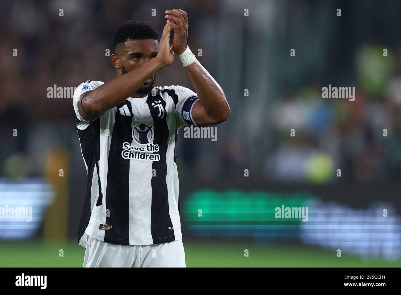 Torino, Italia. 21 settembre 2024. Gleison Bremer della Juventus FC saluta i tifosi al termine della partita di serie A tra Juventus FC e SSC Napoli all'Allianz Stadium il 21 settembre 2024 a Torino. Crediti: Marco Canoniero/Alamy Live News Foto Stock