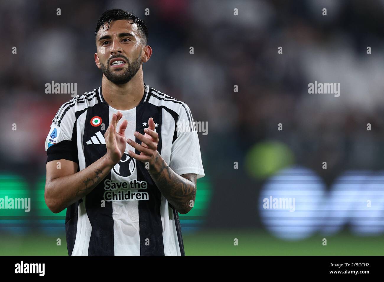 Torino, Italia. 21 settembre 2024. Nico Gonzalez della Juventus FC saluta i tifosi al termine della partita di serie A tra Juventus FC e SSC Napoli all'Allianz Stadium il 21 settembre 2024 a Torino. Crediti: Marco Canoniero/Alamy Live News Foto Stock