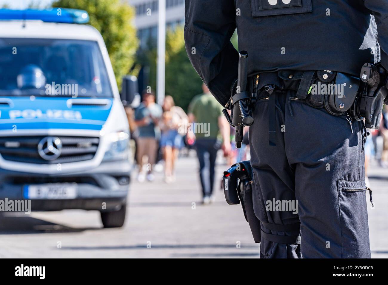21.09.2024, Berlino 21.09.2024, Berlin Polizei Polizeieinsatz Einsatzkräfte bei der Demonstration am Brandenburger Tor gegen das Abtreibungsverbot und den Paragraf 218 Berlin Deutschland *** 21 09 2024, Berlin 21 09 2024, Berlin Police Police spiegamento alla porta di Brandeburgo contro il divieto di aborto e paragrafo 218 Berlino Germania Copyright: XBahhoxKarax Foto Stock