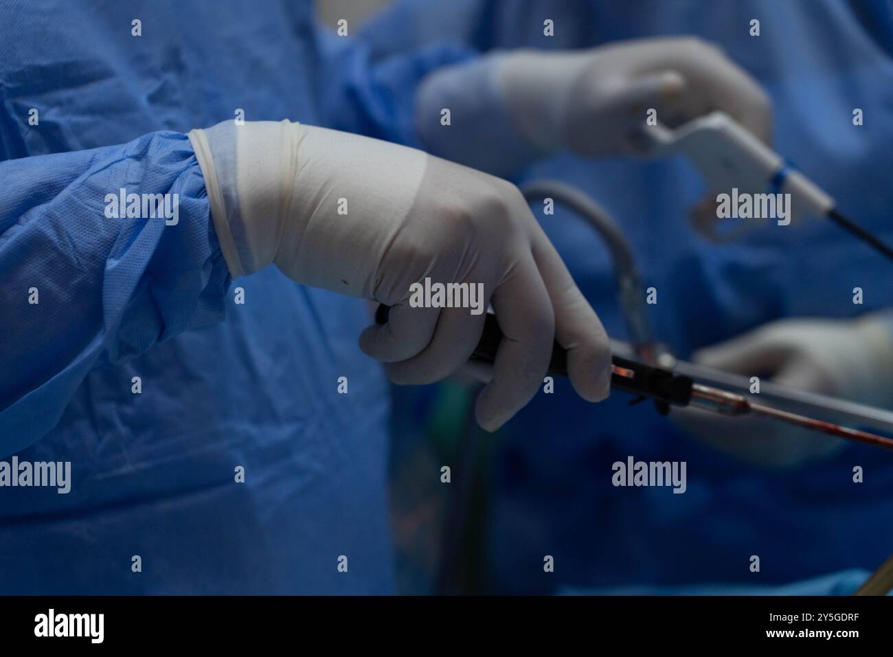 Medico che esegue il buco della serratura laparoscopica, chirurgia bariatrica, manica gastrica, bypass gastrico, riparazione di ernia, rimozione della colecisti, gastrectomia manica Foto Stock