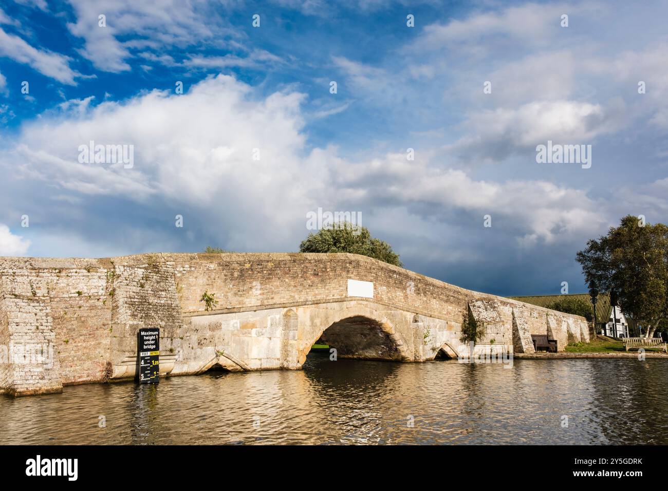 Il basso vecchio ponte di Heigham sul fiume Thurne nel Norfolk Broads National Park. Potter Heigham, Norfolk, East Anglia, Inghilterra, Regno Unito, Regno Unito Foto Stock