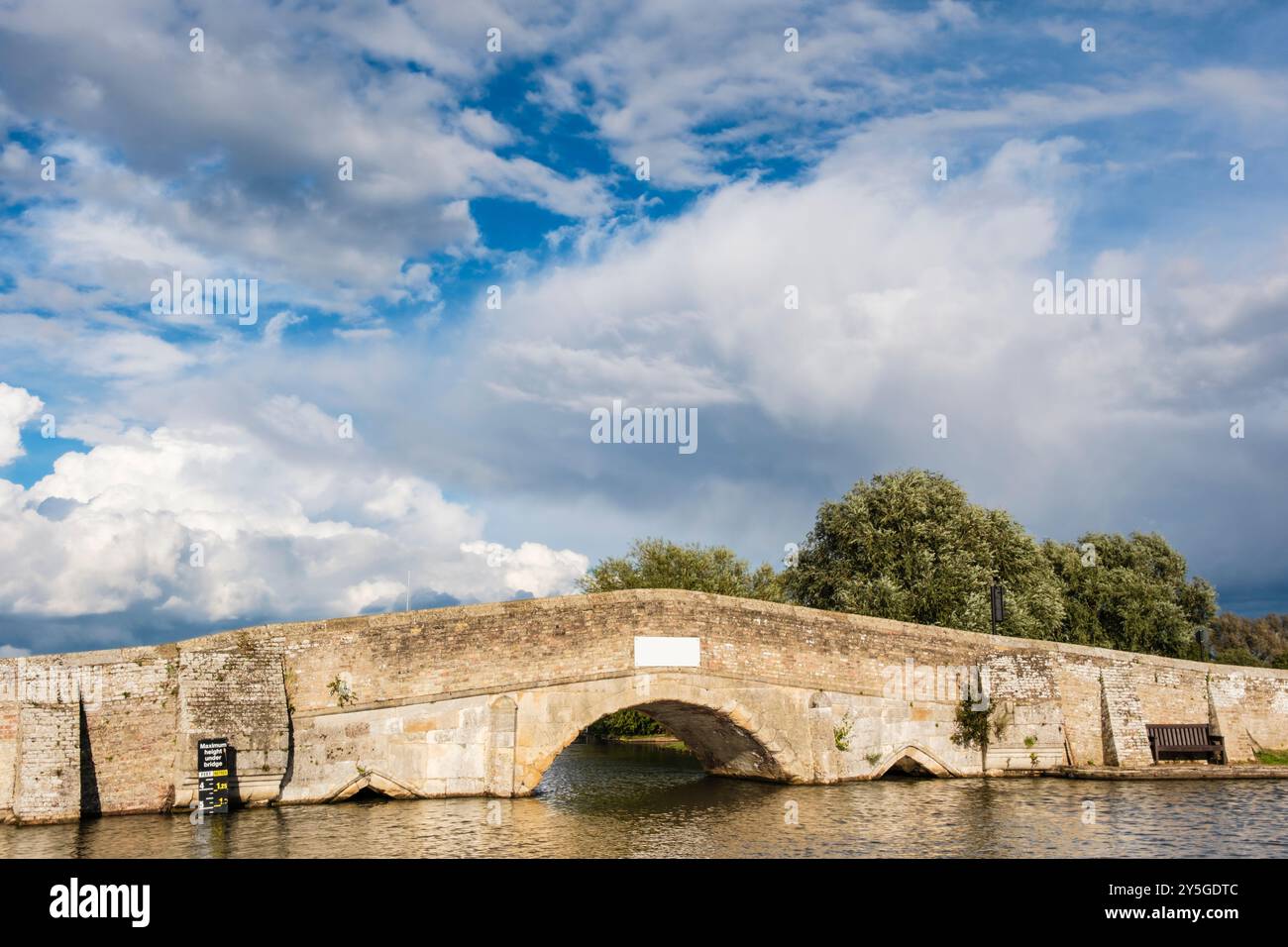 Il basso vecchio ponte di Heigham sul fiume Thurne nel Norfolk Broads National Park. Potter Heigham, Norfolk, East Anglia, Inghilterra, Regno Unito, Regno Unito Foto Stock