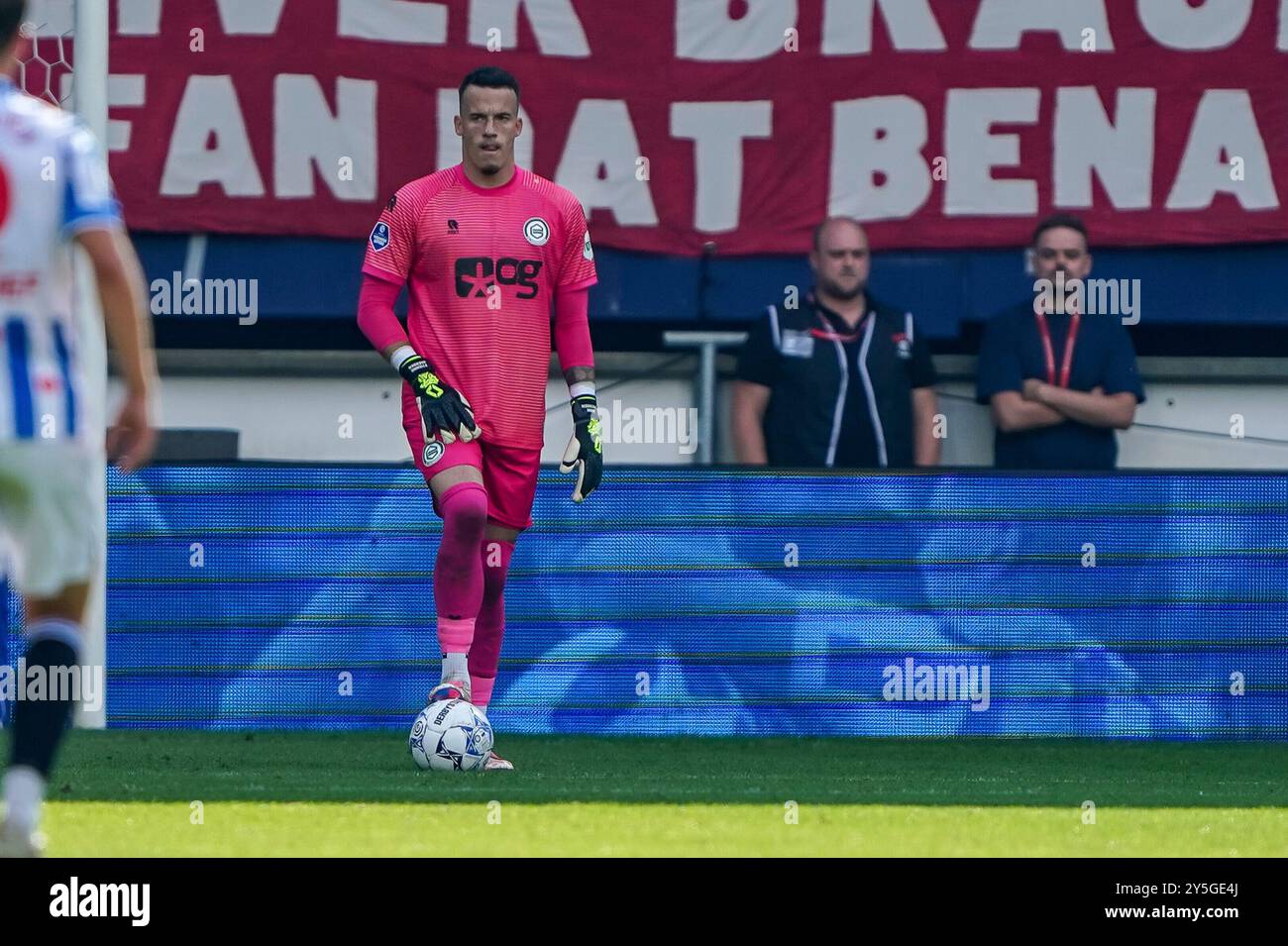Heerenveen, Paesi Bassi. 22 settembre 2024. HEERENVEEN, PAESI BASSI - 22 SETTEMBRE: Il portiere Etienne Vaessen del Groningen controlla la palla durante la partita olandese Eredivisie tra lo sc Heerenveen e il FC Groningen all'Abe Lenstra Stadion il 22 settembre 2024 a Heerenveen, Paesi Bassi. (Foto di Andre Weening/Orange Pictures) credito: dpa/Alamy Live News Foto Stock