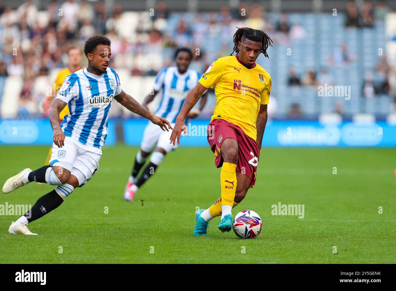 John Smith's Stadium, Huddersfield, Inghilterra - 21 settembre 2024 Akinwale Odimayo (22) di Northampton Town sul pallone sotto pressione di Josh Koroma (10) di Huddersfield Town - durante la partita Huddersfield Town contro Northampton Town, Sky Bet League One, 2024/25, John Smith's Stadium, Huddersfield, Inghilterra - 21 settembre 2024 crediti: Mathew Marsden/WhiteRoses Photos Live News/Alamy Live Foto Stock