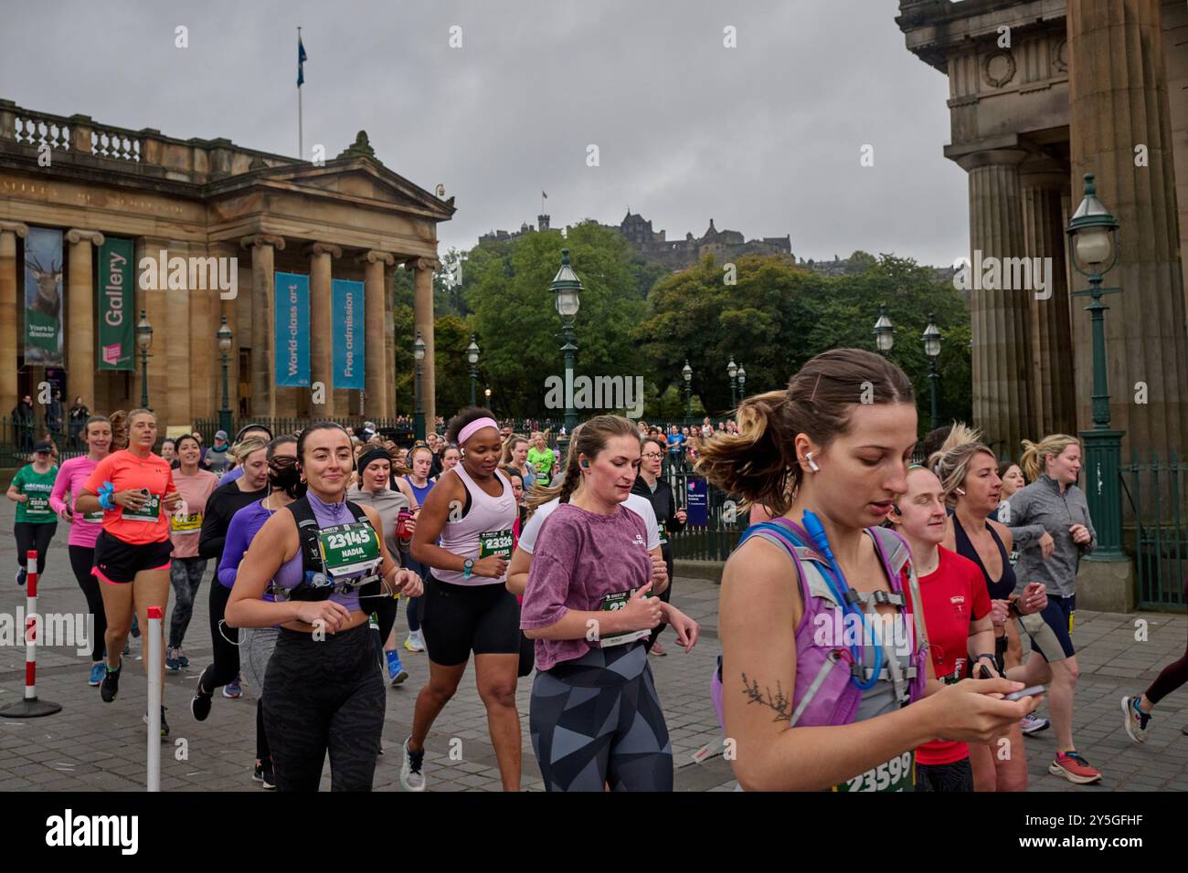 Edimburgo Scozia, Regno Unito 22 settembre 2024. Le 10K corse di Edimburgo per uomini e donne si svolgono attraverso la città. credito sst/alamy notizie in diretta Foto Stock