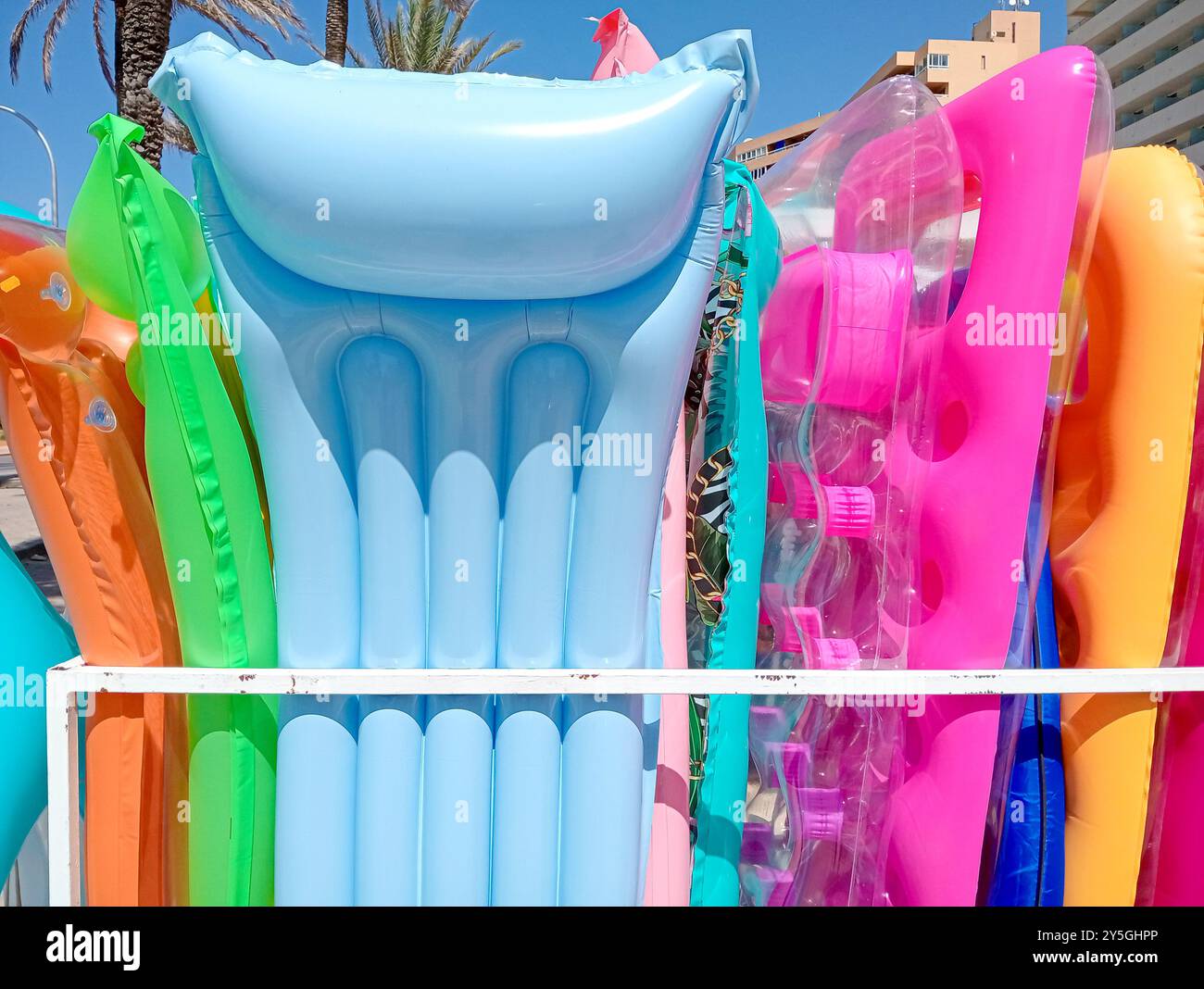 Materassi estivi in plastica gonfiabili esposti in un souvenir sul lungomare di Playa de Palma de Mallorca, Spagna Foto Stock