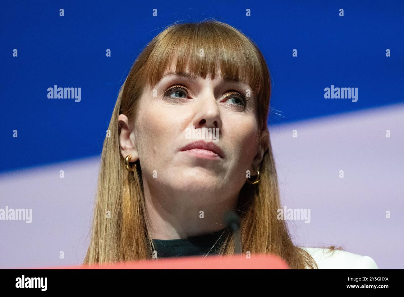 Liverpool, Regno Unito. 22 settembre 2024. Angela Rayner, Vice primo Ministro, Vice leader del Partito del lavoro e Segretario di Stato per l'edilizia abitativa, le Comunità e gli enti locali, tiene il suo discorso di apertura al primo giorno della conferenza del Partito Laburista 2024 a Liverpool nel Regno Unito. È stata osservata e applaudita dal primo ministro Keir Starmer e Rachel Reeves. Patrick Hurley deputato di Southport ha chiesto un minuto di silenzio e Angela è stata indotta dalla presidente della conferenza Ellie Reeves. Immagine: Garyroberts/worldwidefeatures.com Foto Stock