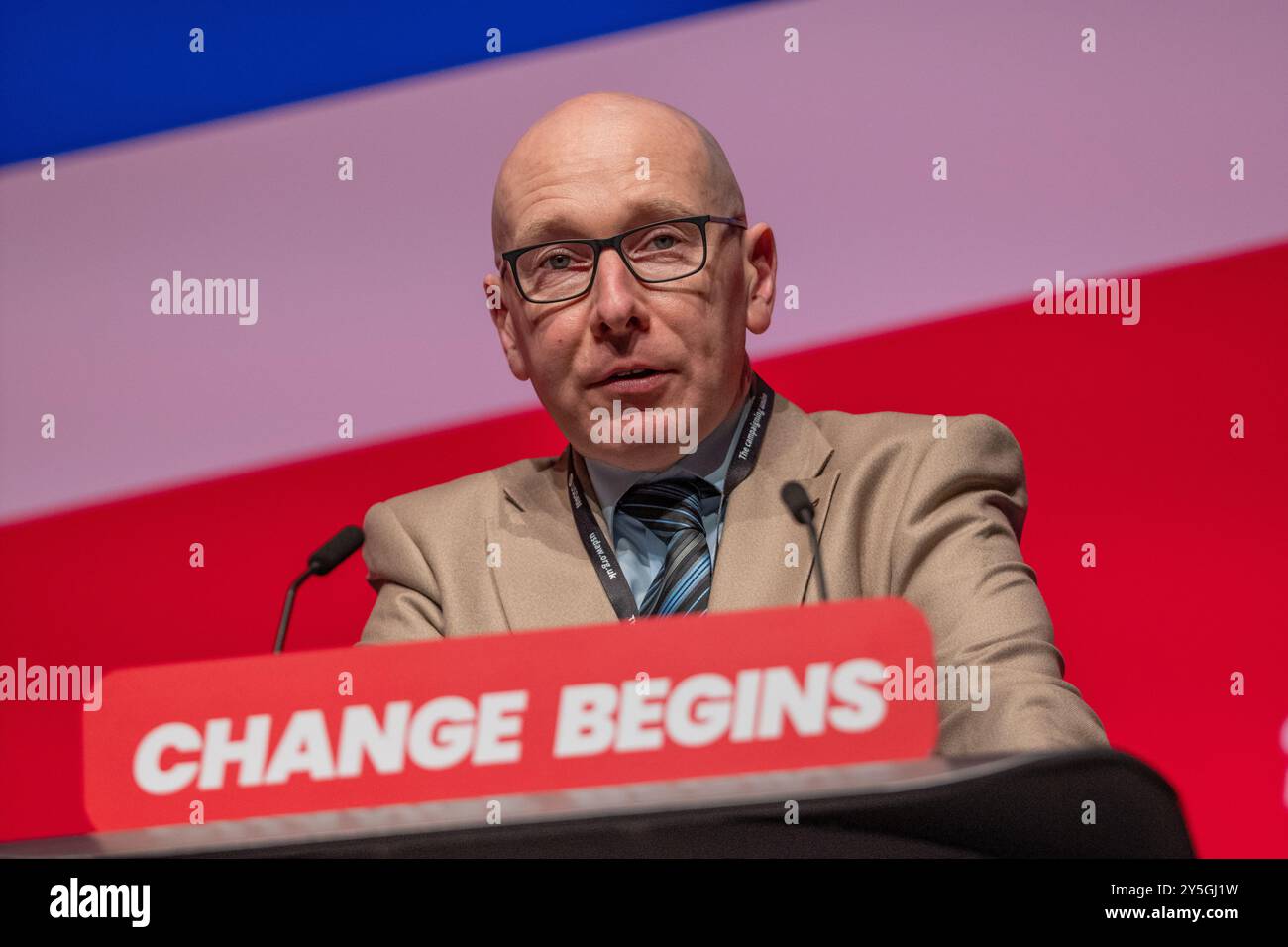 Liverpool, Regno Unito. 22 settembre 2024. Patrick Hurley deputato per Southport. Angela Rayner, Vice primo Ministro, Vice leader del Partito del lavoro e Segretario di Stato per l'edilizia abitativa, le Comunità e gli enti locali, tiene il suo discorso di apertura al primo giorno della conferenza del Partito Laburista 2024 a Liverpool nel Regno Unito. È stata osservata e applaudita dal primo ministro Keir Starmer e Rachel Reeves. Patrick Hurley deputato di Southport ha chiesto un minuto di silenzio e Angela è stata indotta dalla presidente della conferenza Ellie Reeves. Immagine: Garyroberts/worldwidefeatures.com Foto Stock
