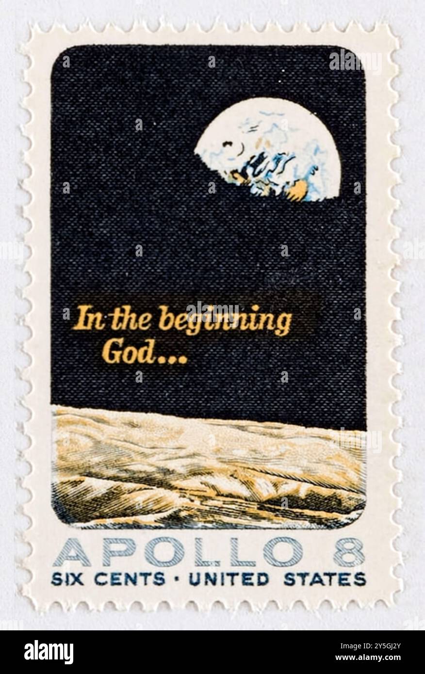 "All'inizio Dio... - Apollo 8' 6 centesimi francobollo USA emesso il 5 maggio 1969, per commemorare la prima missione con equipaggio in orbita attorno alla Luna. Il francobollo presenta la Terra che si innalza sulla superficie lunare con le parole "in the Beginning God..." Da Genesis, come letto dagli astronauti e fu progettato da Leonard E. Buckley. Foto Stock