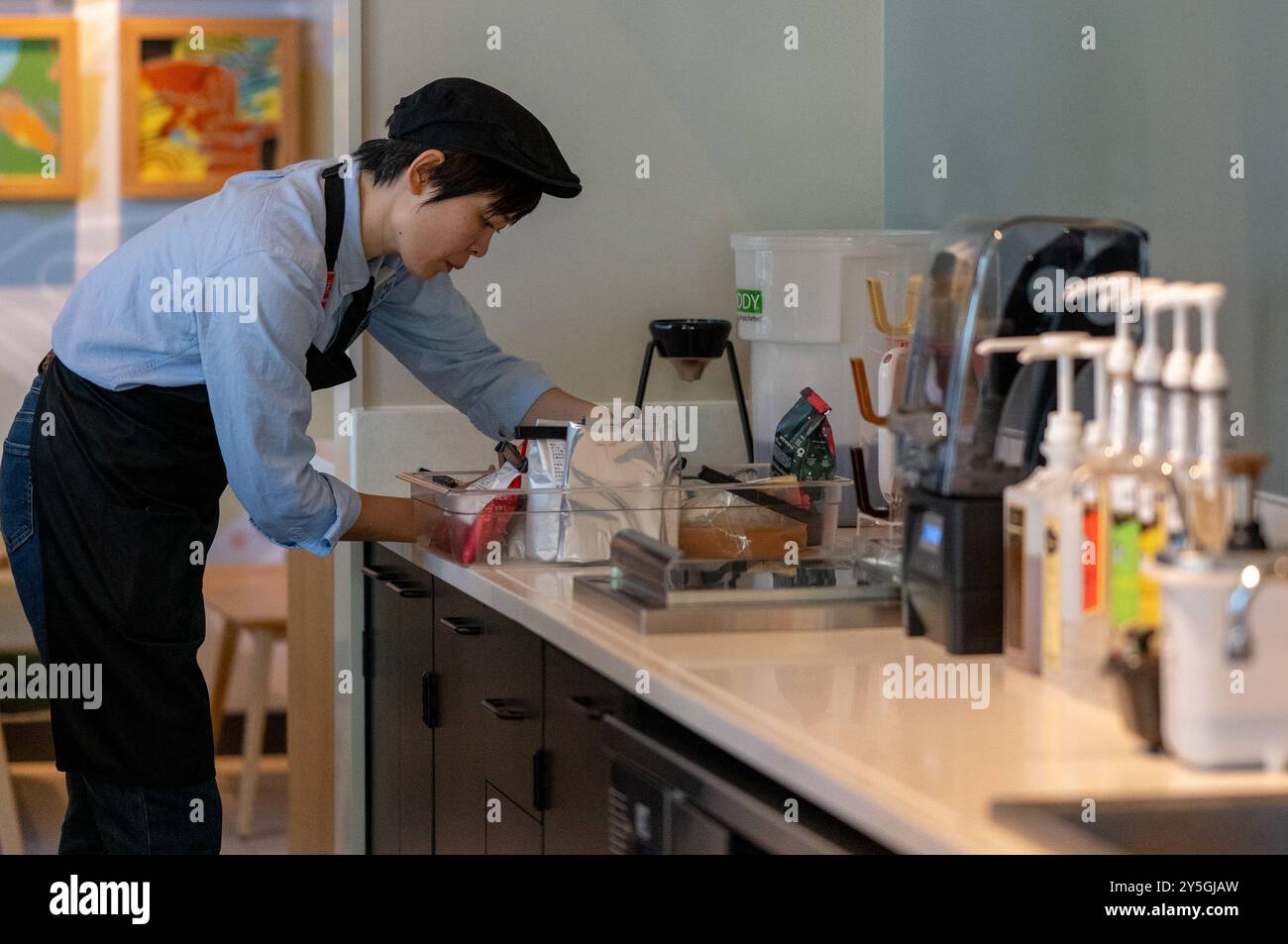 Wuhan, Cina. 22 settembre 2024. Chen Yuanyuan lavora presso uno Starbucks della lingua dei segni a Wuhan, nella provincia cinese di Hubei, 22 settembre 2024. In un caffè nel distretto di Jiang'an, Wuhan, il barista sordo Chen Yuanyuan prepara tazze di caffè piene di amore per i suoi clienti. Cinque anni fa, l'apertura di un linguaggio dei segni Starbucks a Guangzhou, nella provincia del Guangdong della Cina meridionale, ha fatto capire all'appassionato di caffè Chen Yuanyuan, che lavorava in città all'epoca, che essere sorda non era un ostacolo per lei diventare barista. Crediti: Xinhua/Alamy Live News Foto Stock