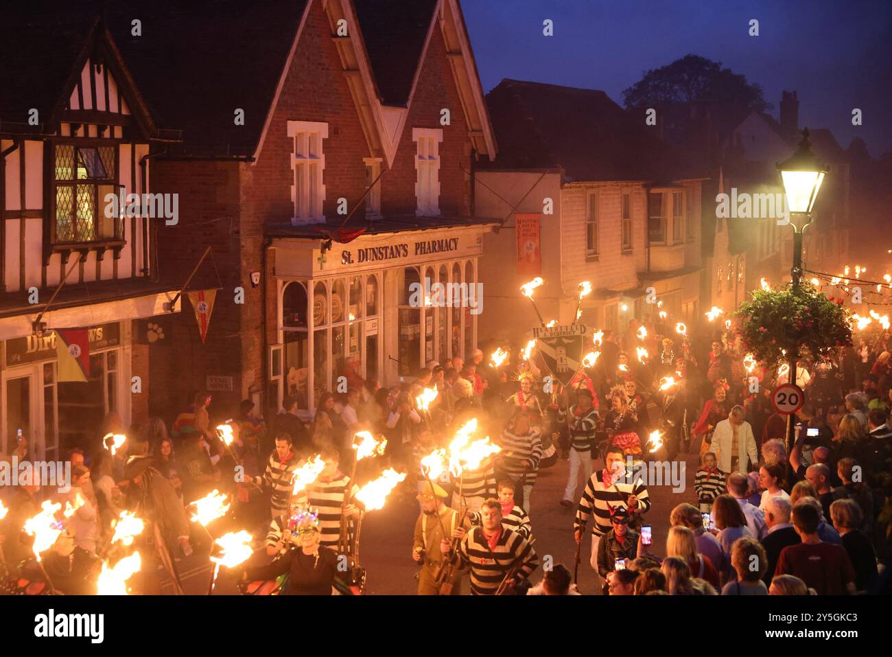 Mayfield, Sussex, Regno Unito. 21 settembre 2024. La folla affluì a Mayfield per l'annuale Carnevale e la processione delle torce. La Mayfield Bonfire Society ha tenuto un carnevale quasi ogni anno per quasi un secolo tranne durante i periodi di guerra, tifo e Covid. Dopo Lewes si ritiene che tp sia la più lunga nel Sussex. Il tempo resistette fino all'ultima processione, quando il cielo si aprì. Credito : Monica Wells/Alamy Live News Foto Stock