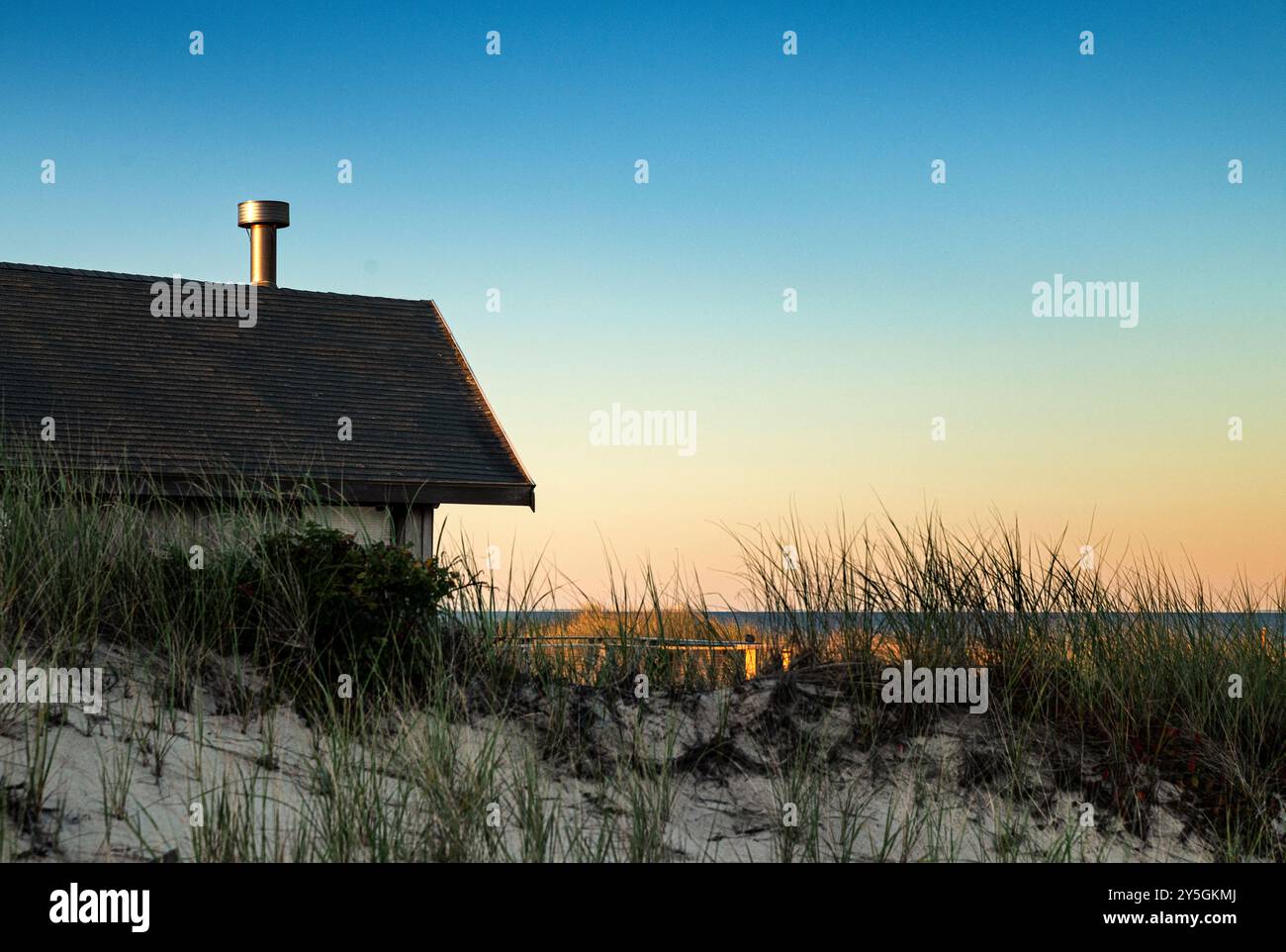 Cottage appartato sulla spiaggia all'alba, Truro, Massachusetts, Stati Uniti. Foto Stock