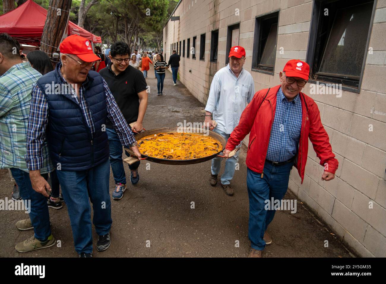 I socialisti catalani celebrano la Festa de la Rosa, la festa più popolare del socialismo spagnolo, dove quest'anno si sentono particolarmente felici per aver raggiunto la presidenza della Generalitat. Los socialistas catalanes celebra la Festa de la Rosa, la fiesta más multitudinaria del socialismo español, donde este año se sienten especialmente felices por haber conseguido la presidencia de la Generalitat. News, Politics, Gava Barcelona Spain nella foto: domenica 22 settembre 2024 (foto di Eric Renom/LaPresse) i socialisti catalani celebrano la Festa de la Rosa, il mos Foto Stock