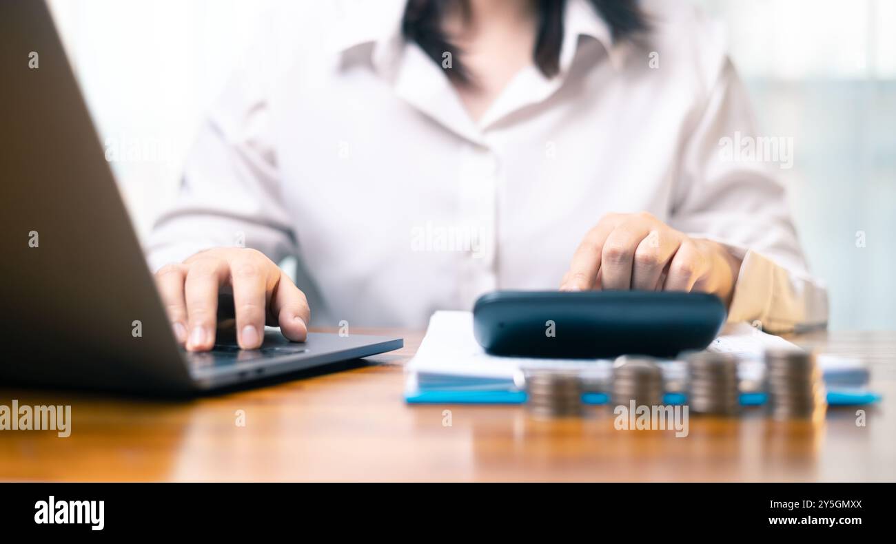 Investire in immobili spesso comporta la garanzia di un mutuo ipotecario per una casa, bilanciando il potenziale di crescita con la decisione di affittare o acquistare es Foto Stock