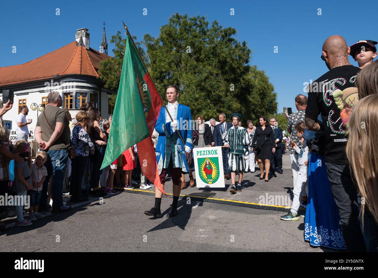 PEZINOK, SLOVACCHIA - 22 settembre 2024: Processione allegorica come parte della tradizionale festa del ringraziamento per la raccolta del vino e sfilata in costume a Pezinok Foto Stock