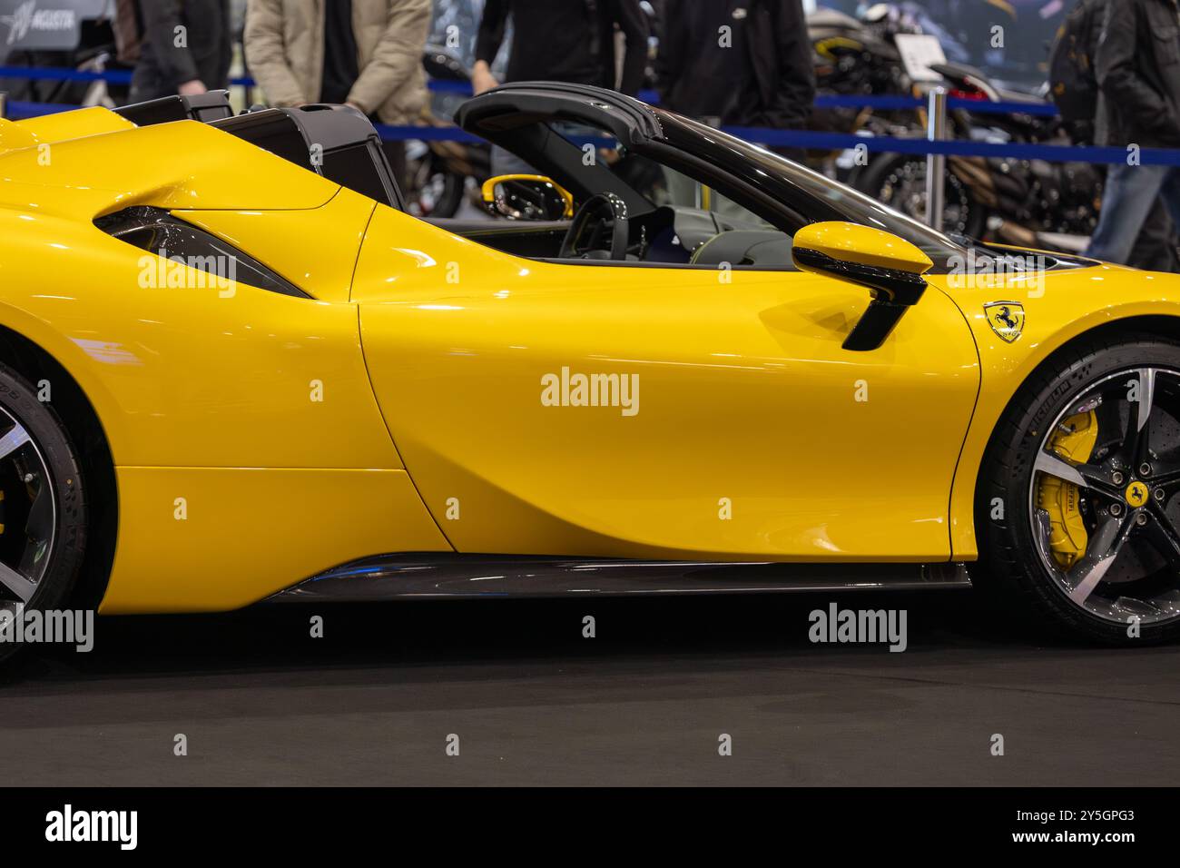 Poznan, Polonia. 8 aprile 2022. Ferrari gialla al Motor Show Foto Stock