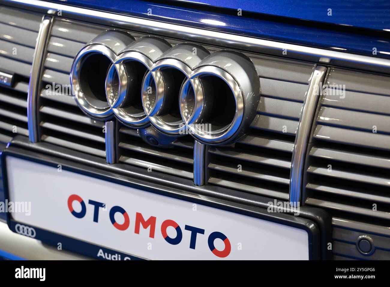 Poznan, Polonia. 8 aprile 2022. Logo Audi sulla griglia dell'auto al Motor Show Foto Stock