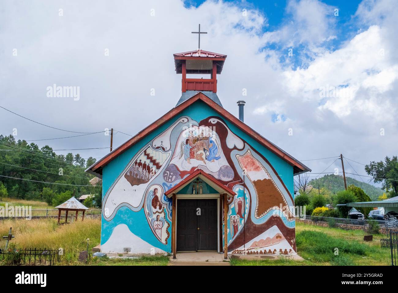 Insolito murale sul lato di una piccola chiesa cattolica, Las Vegas, New Mexico, USA Foto Stock