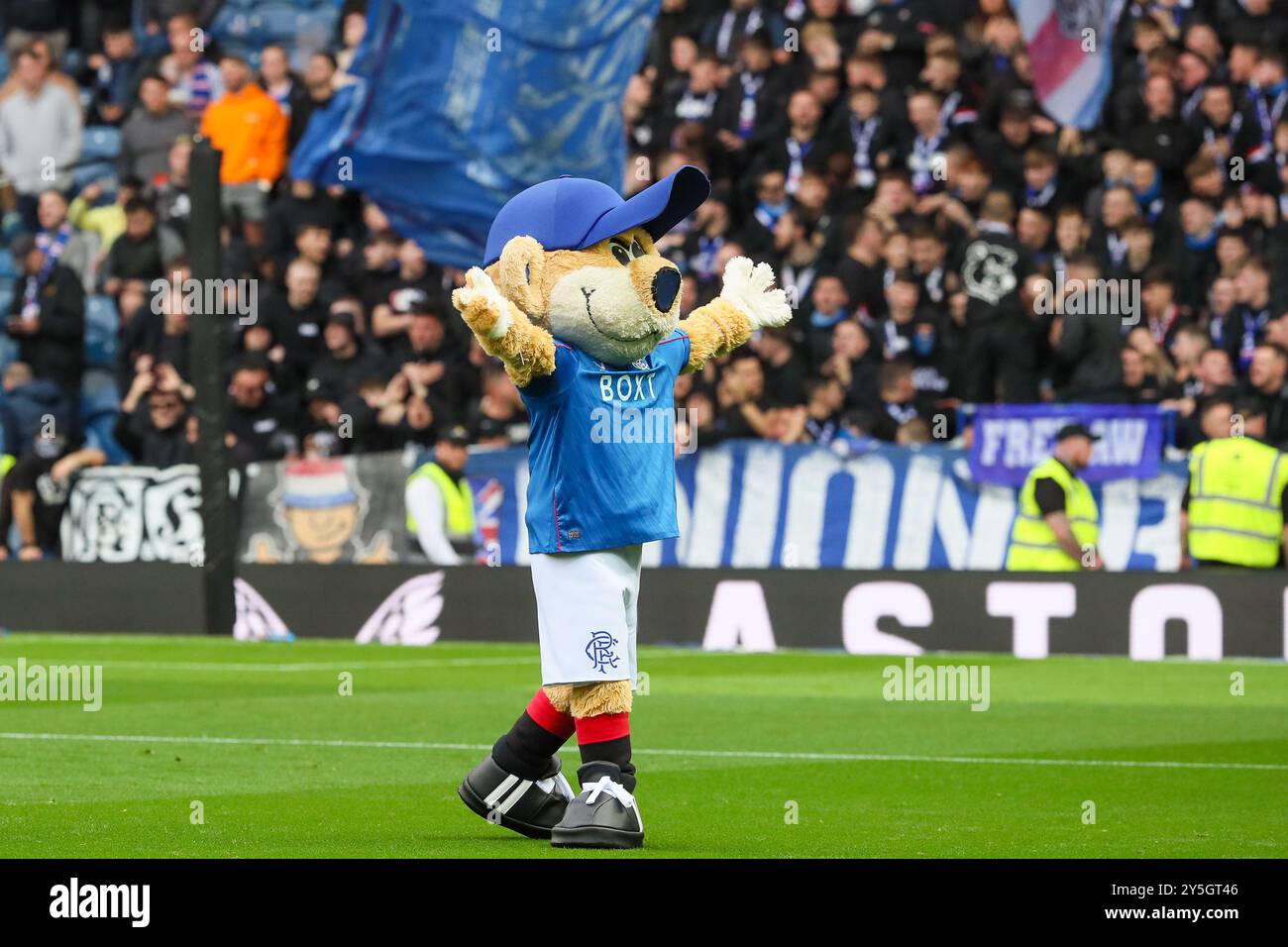 BROXY BEAR, la mascotte della squadra di calcio dei Rangers, che sfilava sul campo dell'Ibrox Stadium di fronte ai tifosi dei Rangers. Foto Stock