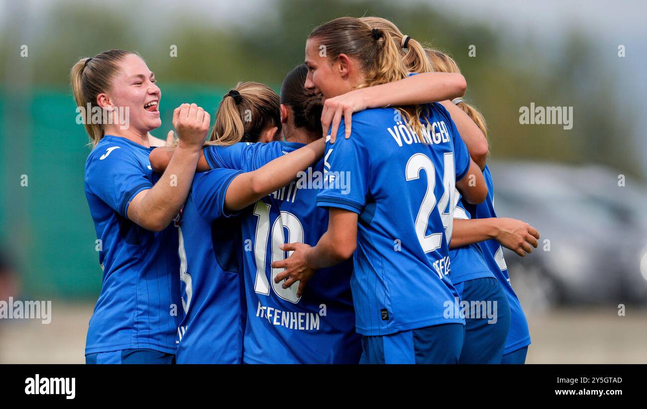 Spielerinnen der TSG 1899 Hoffenheim II (U20) jubeln über das Tor zum 1:1, Jubel, Torjubel, Torerfolg, celebrare l'obiettivo, goal, Celebration, Jubelt ueber das Tor, Freuen, Freude, freut sich, Optimistisch, positiv, Spielszene, Highlight, Action, Aktion, 22.09.2024, St. Leon-Rot (Deutschland), Fussball, Regionalliga Süd, TSG 1899 Hoffenheim U20 - VfB Stuttgart, 22.09.2024, St. Leon-Rot (Deutschland), Fussball, Regionalliga Süd, TSG 1899 HOFFENHEIM U20 - VFB STUTTGART, LE NORMATIVE DFB/DFL VIETANO QUALSIASI USO DI FOTOGRAFIE COME SEQUENZE DI IMMAGINI E/O QUASI-VIDEO. Foto Stock