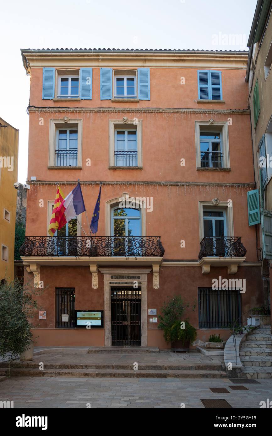 Il municipio di Cotignac nel dipartimento del Var, nel sud della Francia, mostra l'architettura tradizionale provenzale e il fascino di un villaggio storico francese Foto Stock