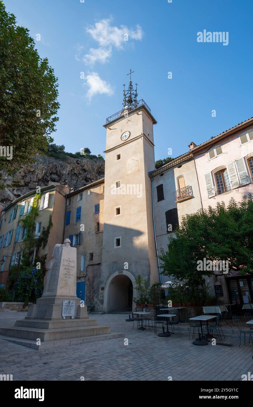 Monumenti ai morti della guerra del 1914-18, di fronte alla torre dell'orologio del 1496 con campana in ferro battuto, elencata come monumento nel 1989, Cotignac Foto Stock