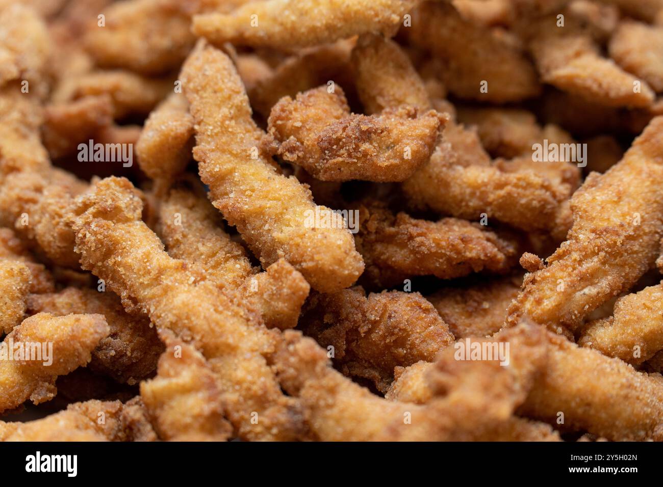 Dita di pollo – primo piano prospettiva di un gustoso spuntino in movimento Foto Stock