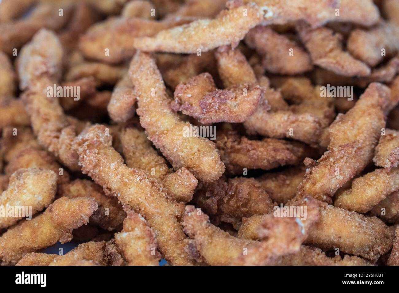 Dita di pollo – primo piano prospettiva di un gustoso spuntino in movimento Foto Stock