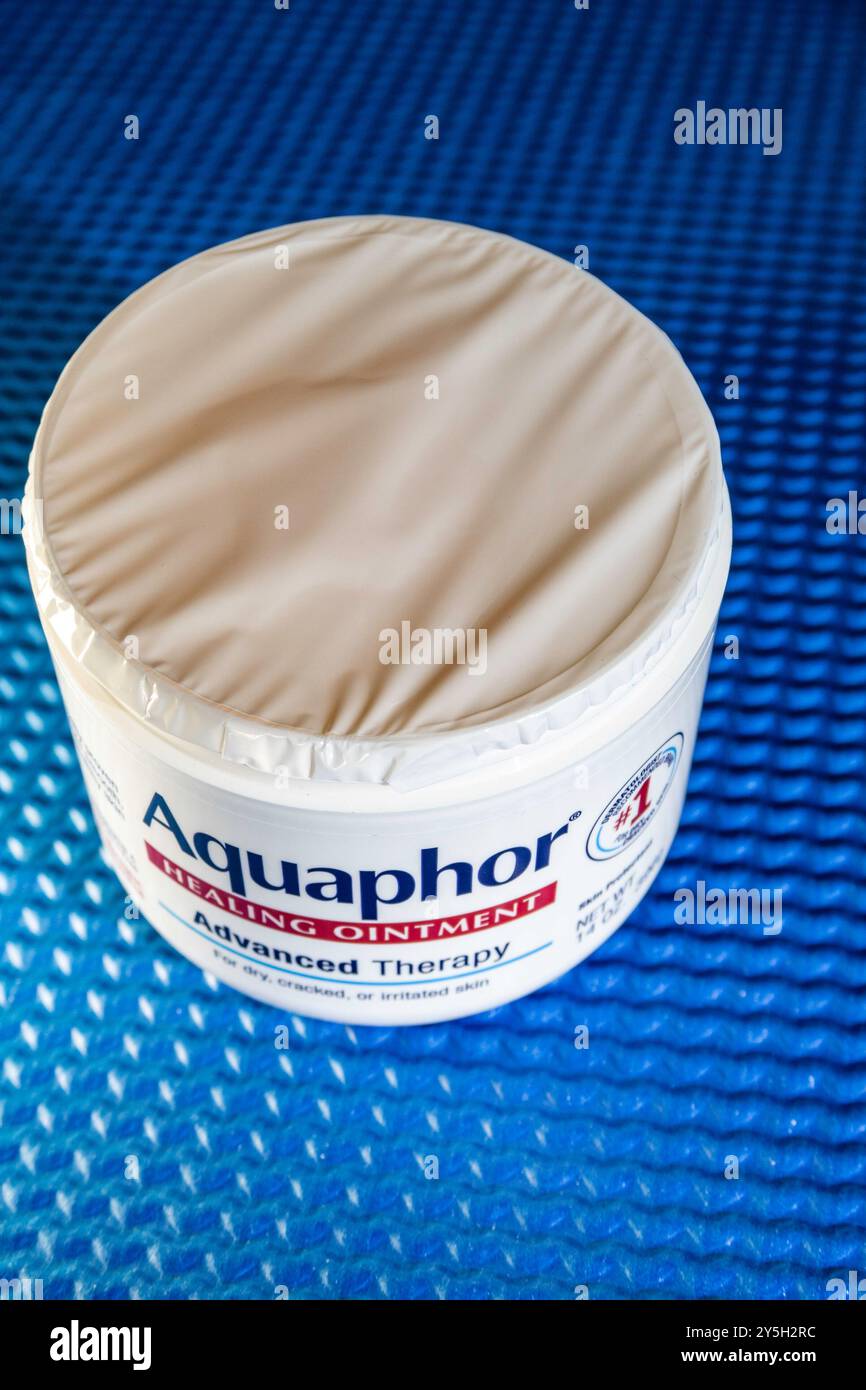 Aquaphor è un unguento curativo venduto con un sigillo di sicurezza antimanomissione sui suoi prodotti, 2024, Stati Uniti Foto Stock