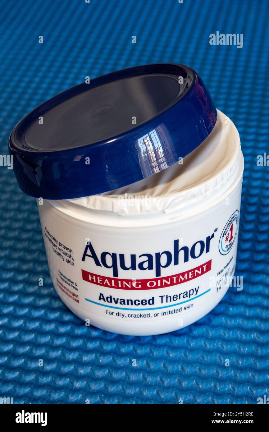 Aquaphor è un unguento curativo venduto con un sigillo di sicurezza antimanomissione sui suoi prodotti, 2024, Stati Uniti Foto Stock
