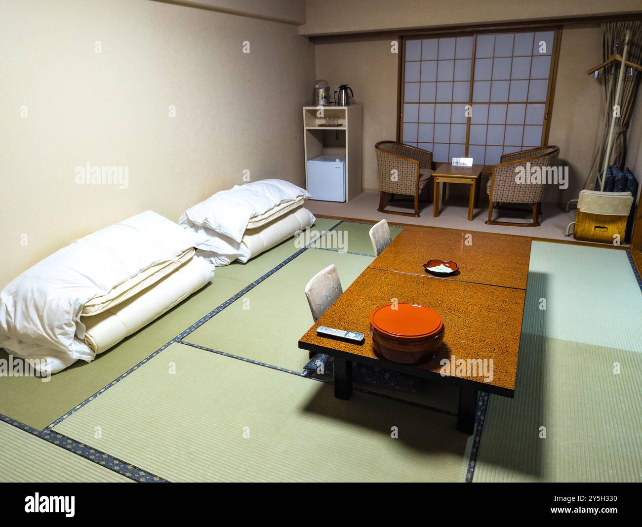 Una tradizionale camera d'hotel giapponese in un Ryokan nel resort invernale di Yuzawa, in Giappone Foto Stock