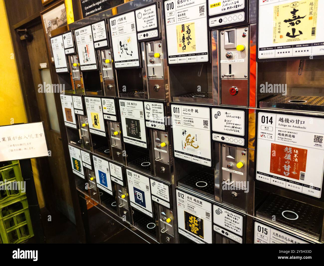 I visitatori assaggiano fino a 100 varietà di sake dai distributori automatici come la stazione Echigo-Yuzawa in Giappone Foto Stock