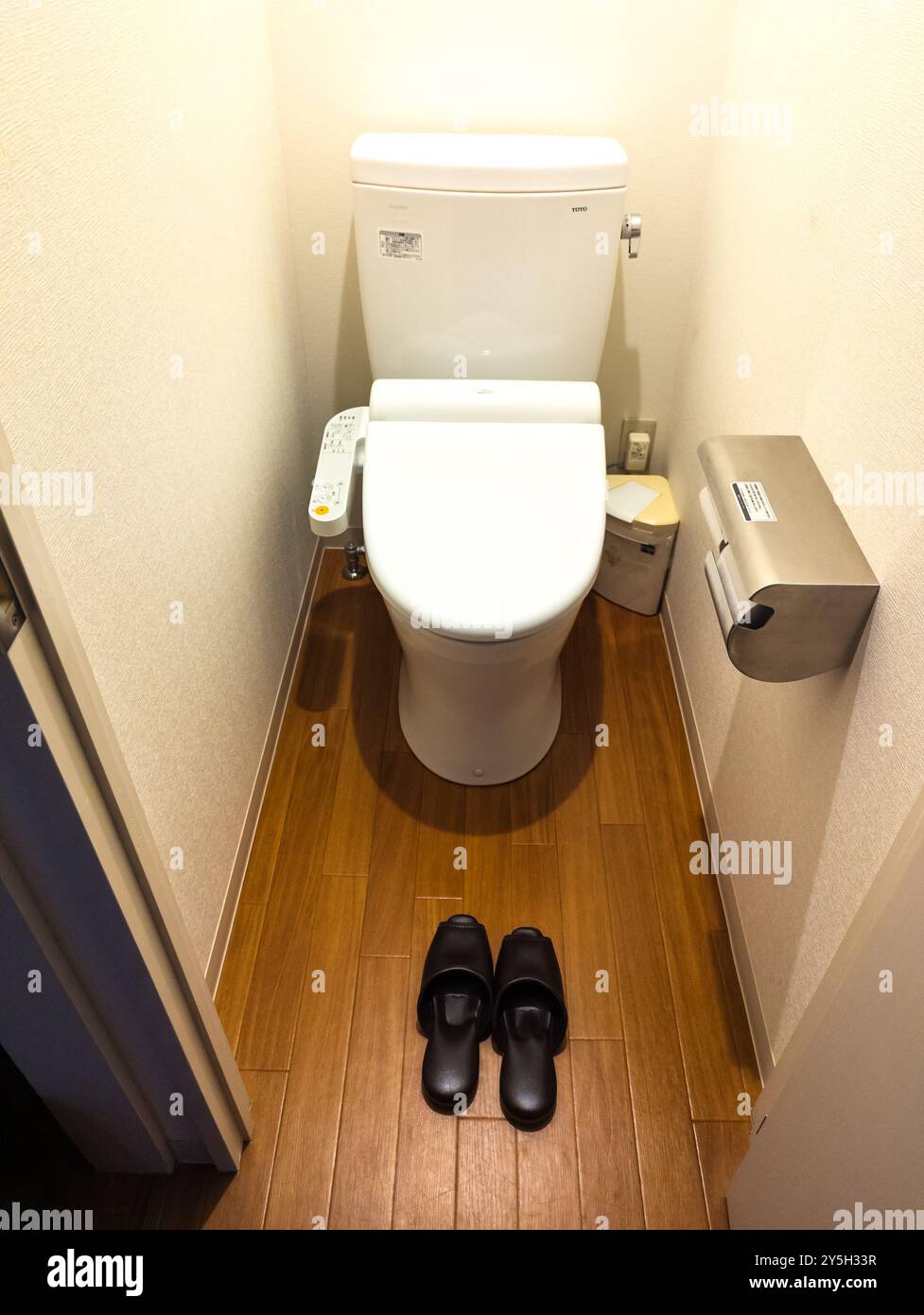Un tradizionale bagno giapponese dell'hotel con pantofole fornite a Yuzawa, Giappone Foto Stock