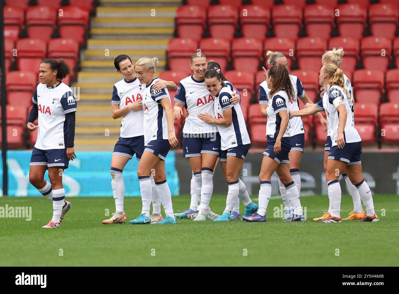 Londra, Regno Unito. 22 settembre 2024. Hayley Raso di Spurs Women segna il suo primo gol per il Tottenham a segnare 1-0 e festeggia durante la partita di Super League femminile tra Tottenham Hotspur Women e Crystal Palace Women al Brisbane Road, Londra, Inghilterra, il 22 settembre 2024. Foto di Ken Sparks. Solo per uso editoriale, licenza richiesta per uso commerciale. Non utilizzare in scommesse, giochi o pubblicazioni di singoli club/campionato/giocatori. Crediti: UK Sports Pics Ltd/Alamy Live News Foto Stock