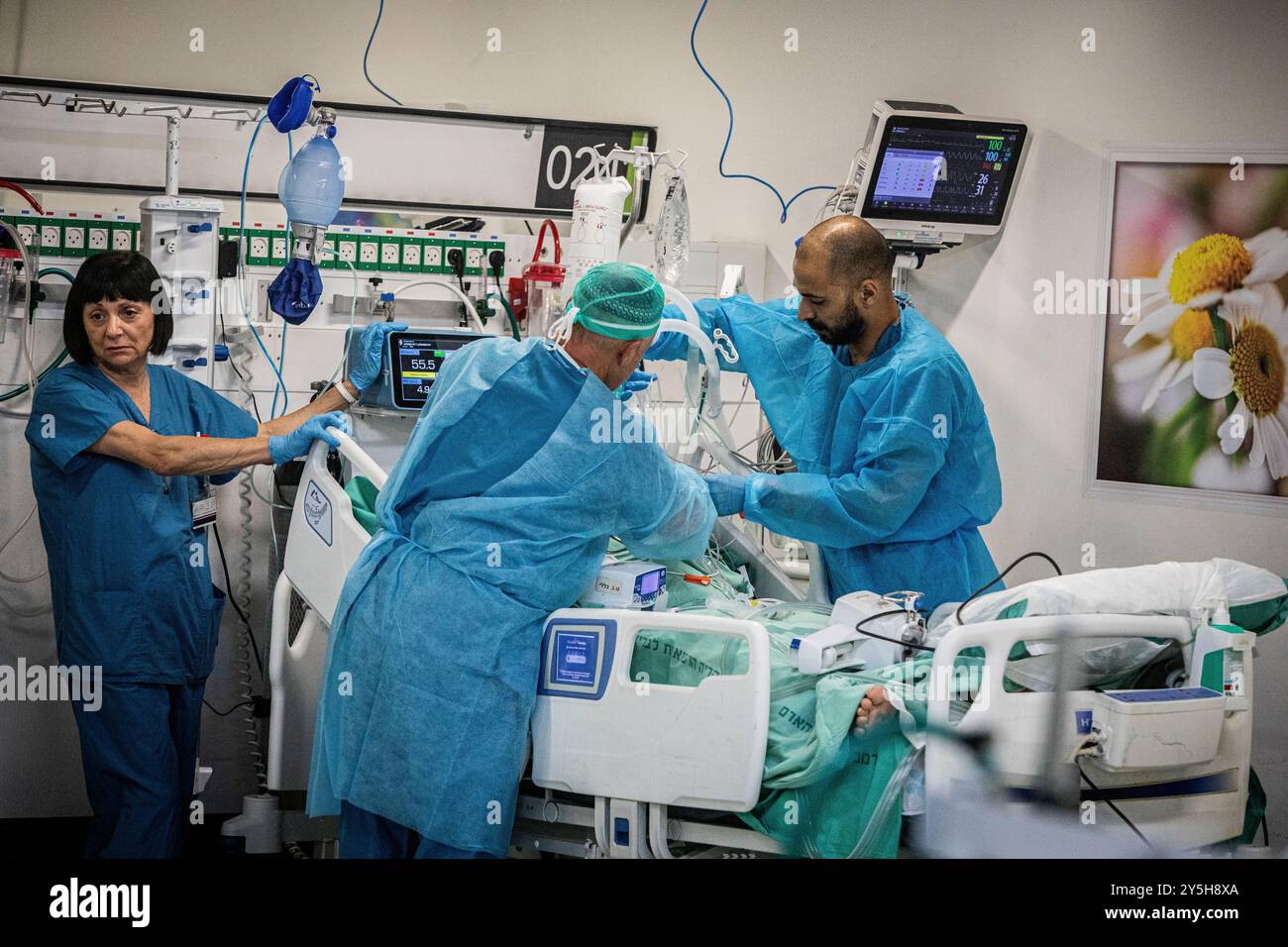 Haifa, Israele. 22 settembre 2024. Il personale ospedaliero cura un paziente dopo averlo trasferito nel parcheggio sotterraneo dell'ospedale Rambam di Haifa, domenica, settembre 22 2024. L'ospedale ha spostato i suoi reparti e i pazienti sottoterra dopo che Hezbollah ha lanciato più di 100 razzi all'inizio di domenica in un'area più ampia e più profonda del nord di Israele, con alcuni sbarchi vicino alla città di Haifa, e Israele ha lanciato centinaia di scioperi sul Libano. Le parti sembravano spirare verso una guerra totale dopo mesi di tensioni crescenti. Crediti: Eyal Warshavsky/Alamy Live News Foto Stock