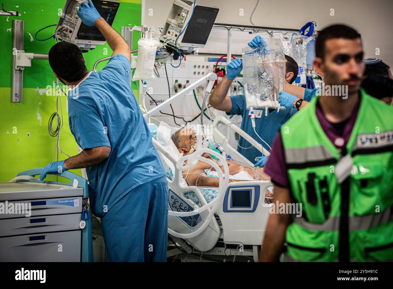 Haifa, Israele. 22 settembre 2024. Il personale ospedaliero cura un paziente dopo averlo trasferito nel parcheggio sotterraneo dell'ospedale Rambam di Haifa, domenica, settembre 22 2024. L'ospedale ha spostato i suoi reparti e i pazienti sottoterra dopo che Hezbollah ha lanciato più di 100 razzi all'inizio di domenica in un'area più ampia e più profonda del nord di Israele, con alcuni sbarchi vicino alla città di Haifa, e Israele ha lanciato centinaia di scioperi sul Libano. Le parti sembravano spirare verso una guerra totale dopo mesi di tensioni crescenti. Crediti: Eyal Warshavsky/Alamy Live News Foto Stock