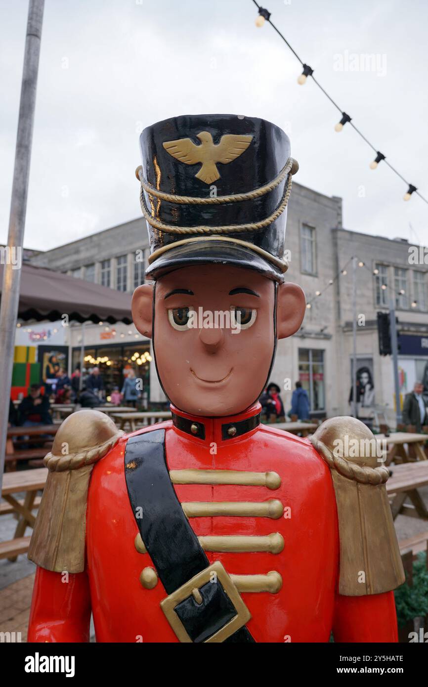 Statua del soldato giocattolo al mercatino di Natale. Decorazioni natalizie Foto Stock
