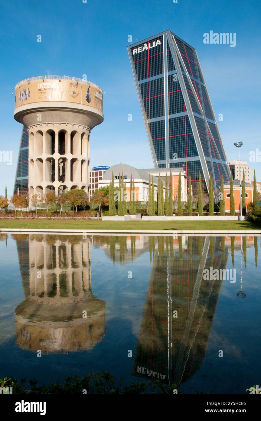 Plaza de Castilla dal Canal de Isabel II giardini. Madrid, Spagna. Foto Stock