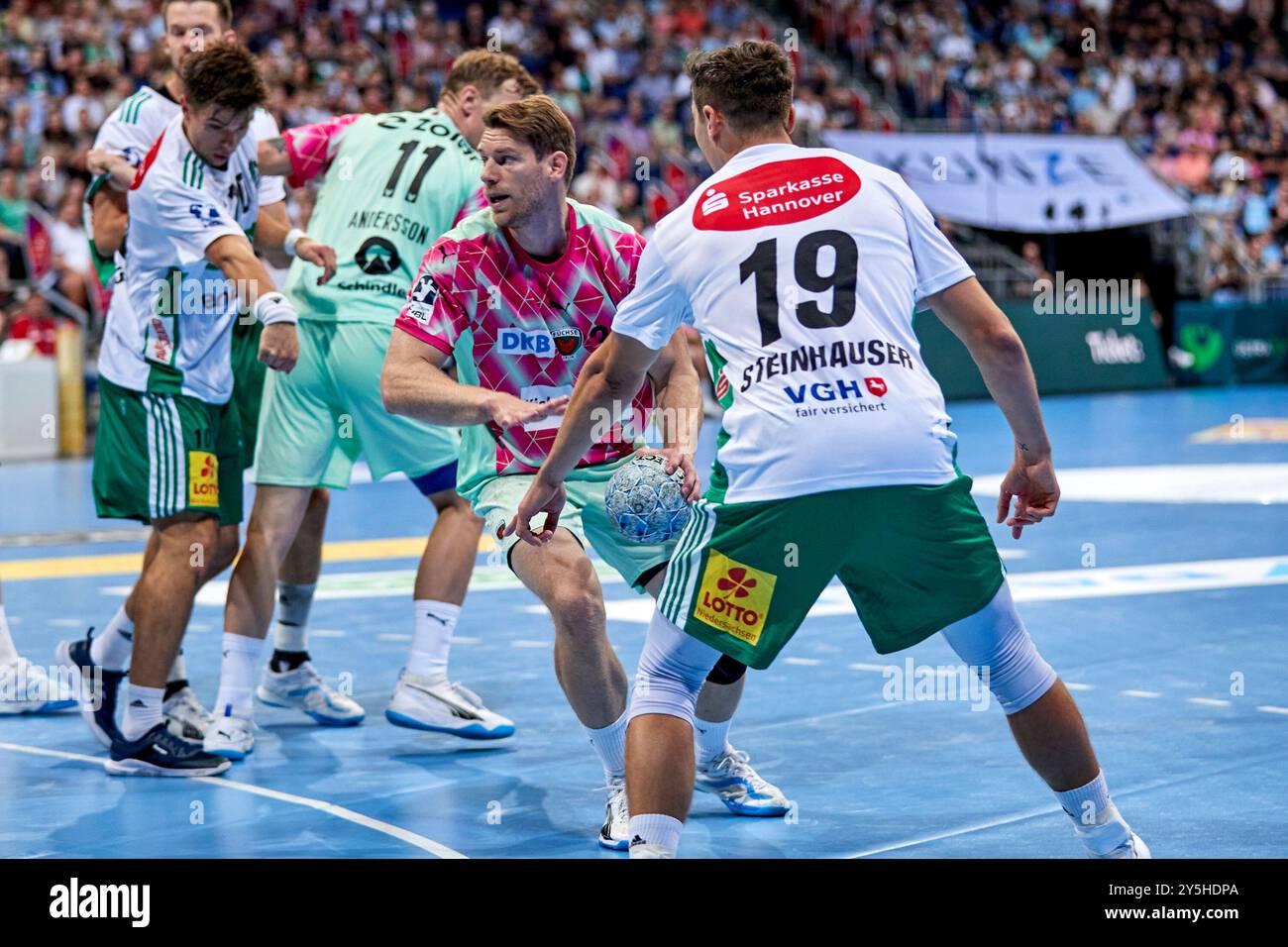 Tobias Reichmann (Fuechse Berlin #36) Marius Steinhauser (TSV Hannover-Burgdorf DIE RECKEN #19) TSV Hannover-Burgdorf - vs. Fuechse Berlin, Handball Bundesliga, HBL, Saison 2024/2025 22.09.2024 FOTO: Eibner-Pressefoto/Jan-Frederic Helbig Foto Stock