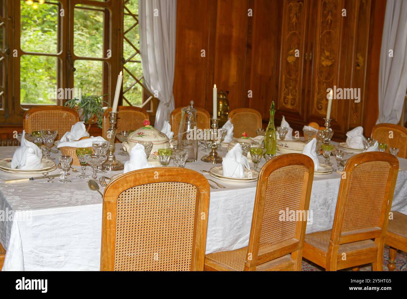 sala da pranzo, tavolo, elegante, sedie di canna, piatti, vetreria, tavolini, tovaglioli, candele, Villa industriale, 1862, vecchio, Ballenberg Swiss Foto Stock